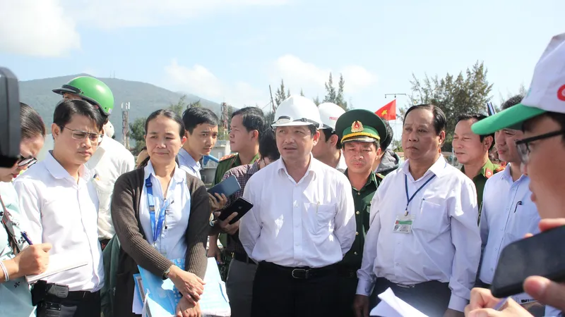 PCT UBND TP Đà Nẵng Đặng Việt Dũng kiểm tra tình trạng ô nhiễm tại âu thuyền Thọ Quang