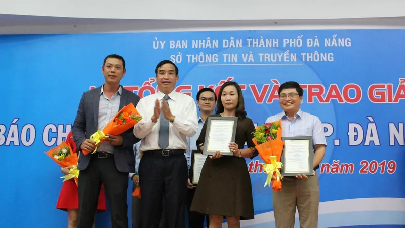 Ông Lê Trung Chinh trao các giải cho nhóm đề tài tuyên truyền về năm chủ đề 2019 “Năm tiếp tục đẩy mạnh thu hút đầu tư”