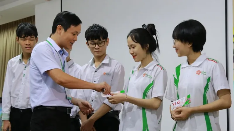 Tặng 238 vé xe đến sinh viên để về quê đón Tết