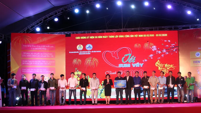 Nhiều suất quà tết được trao tặng cho người lao động nghèo khó tại Đà Nẵng