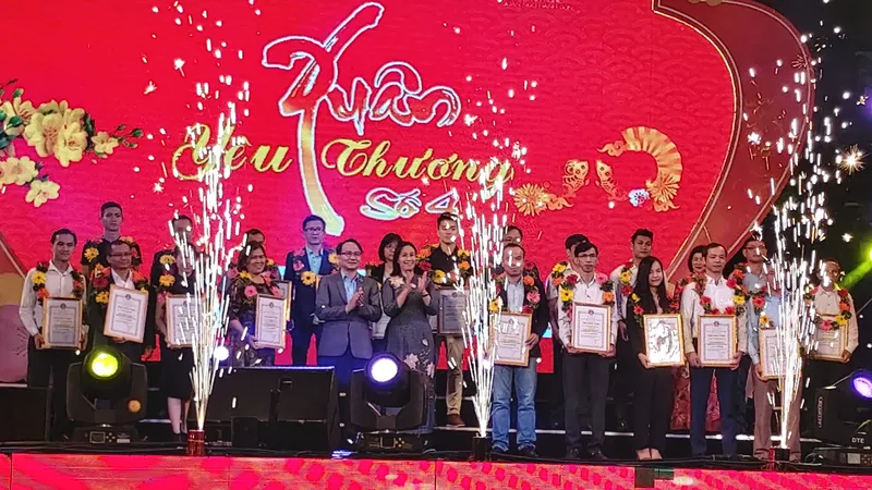 Ban tổ chức tặng quà cho những gia đình có hoàn cảnh khó khăn trên địa bàn quận Ngũ Hành Sơn
