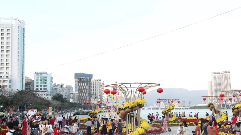 Đà Nẵng ngập tràn sắc xuân với đường hoa Tết 