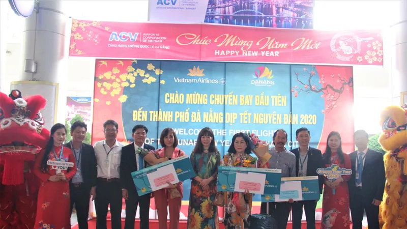 Sở Du lịch Đà Nẵng phối hợp cùng Vietnam Airlines tổ chức chào đón chuyến bay đầu tiên đến thành phố Đà Nẵng trong năm Canh Tý 2020