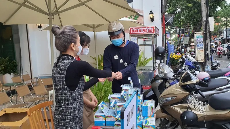 "Khẩu trang không bán, vui lòng lấy một cái nếu cần"