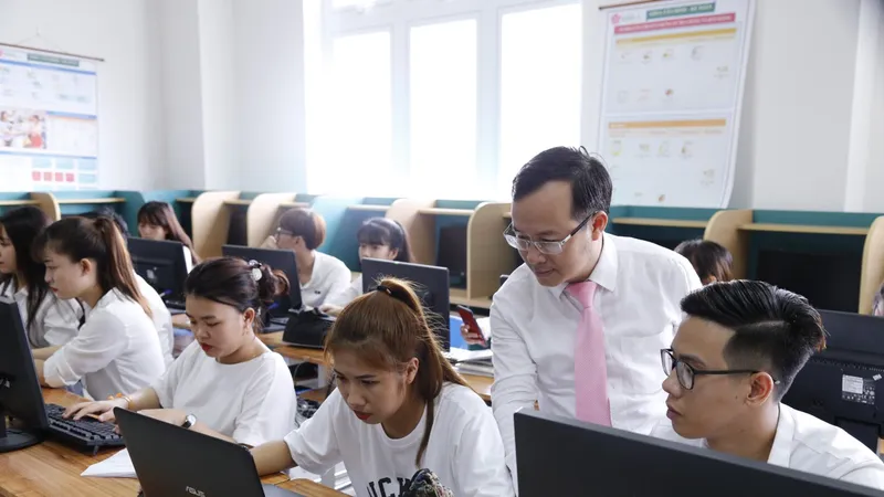 Một số đơn vị trường học triển khai học trực tuyến với những môn học đủ điều kiện