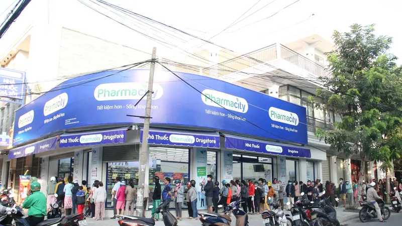 Người dân Đà Nẵng xếp hàng mua khẩu trang từ sáng sớm