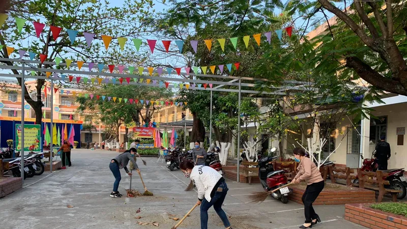 Các thầy cô tổng dọn vệ sinh tại trường lớp