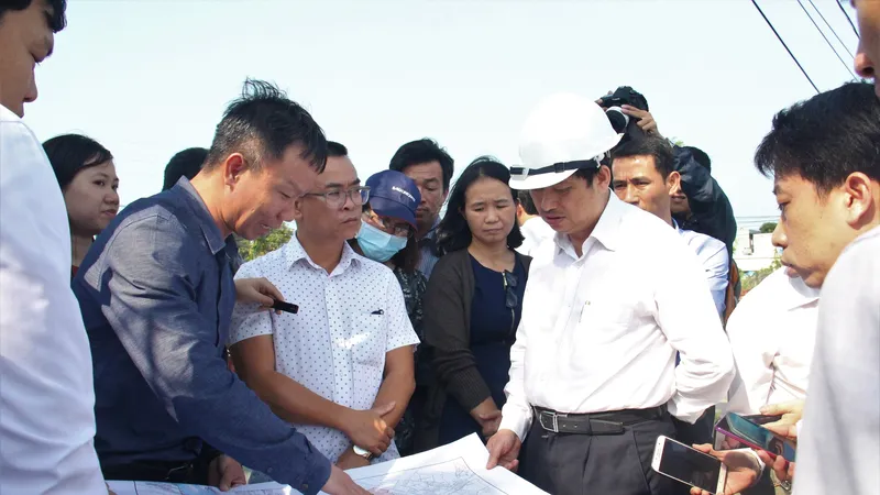 Ông Đặng Việt Dũng, Phó Chủ tịch UBND TP Đà Nẵng đi kiểm tra và xử lý ô nhiễm hồ Bàu Trảng