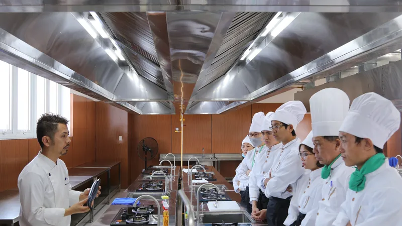 Các nguyên vật liệu được đầu tư mới và đồng bộ, phục vụ công suất giảng dạy tại chỗ cho 30 sinh viên, chia thành 15 nhóm trong mỗi buổi với 3 buổi/ngày
