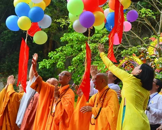 Mọi người đang thả bóng cầu nguyện