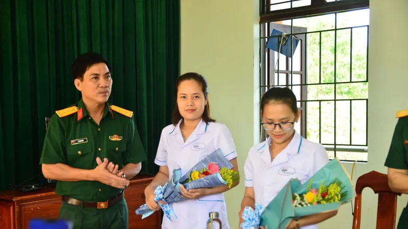 Bộ chỉ huy Quân sự và Sở Thông tin- Truyền thông thành phố Đà Nẵng tặng quà, động viên và mong muốn các công dân, đội ngũ y, bác sỹ nữ tiếp tục thực hiện nhiệm vụ với tinh thần trách nhiệm cao nhất, đảm bảo việc ngăn chặn triệt để dịch bệnh không lây lan 