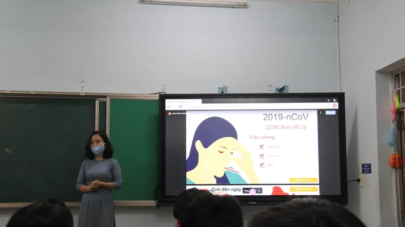 Học sinh được hướng dẫn phòng chống dịch Covid-10 ngày từ ngày đầu trở lại trường học