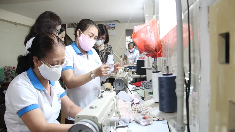 Phụ nữ Đà Nẵng tự may và phát khẩu trang miễn phí 