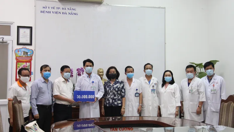 Hội Nhà báo thành phố Đà Nẵng vừa tổ chức trao tặng 30 triệu đồng và một số nhu yếu phẩm cho bệnh viện Đà Nẵng