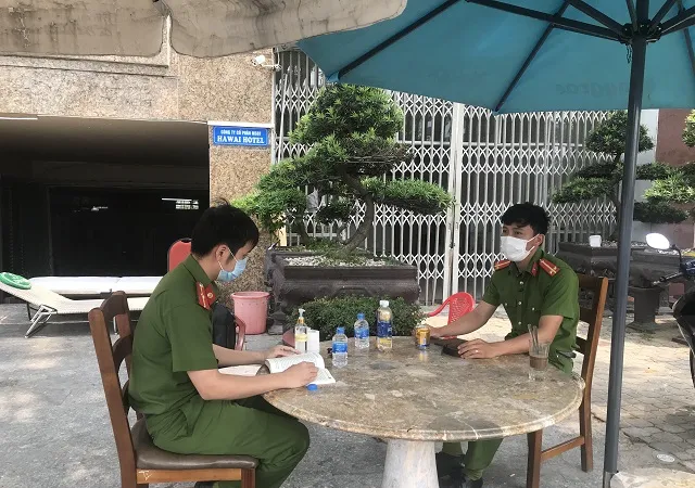 Các chiến sĩ công an trực 24/24 đảm bảo công tác cách ly tốt nhất