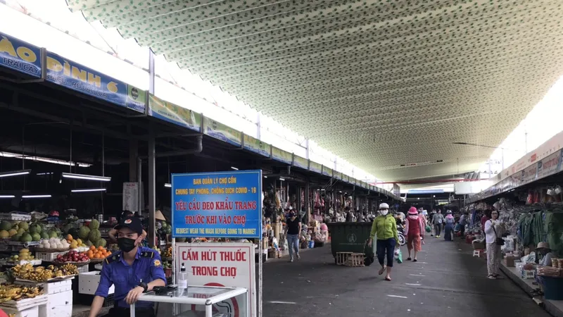 Đeo khẩu trang trước khi vào chợ