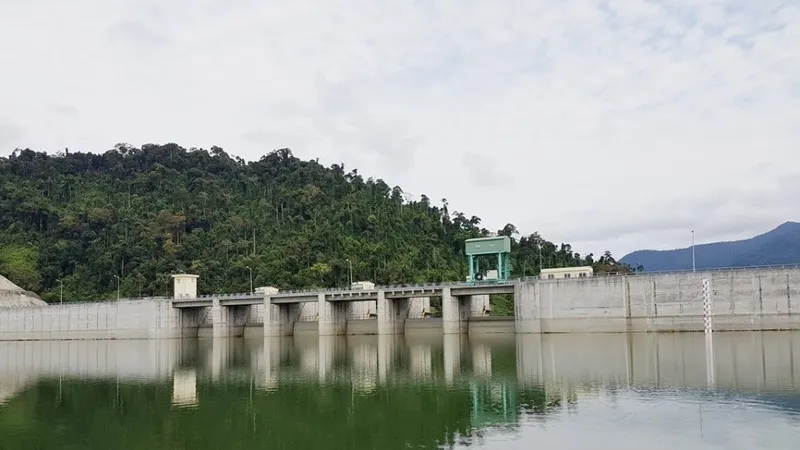 Để đảm bảo tính kịp thời trong việc cấp nước sinh hoạt, Chủ tịch UBND thành phố Đà Nẵng yêu cầu chủ các hồ chứa thủy điện thực hiện vận hành xả nước về hạ du sông Vu Gia theo lệnh điều hành của người đại diện là ông Tô Văn Hùng, Giám đốc Sở TNMT TP Đà Nẵn