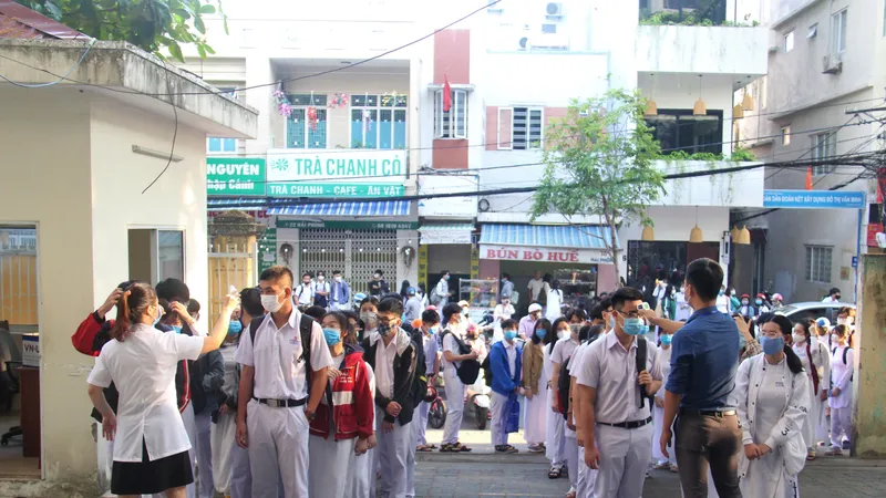 Hầu như học sinh các trường đều mang khẩu trang khi bước vào trường