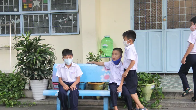 Trừ giờ ra chơi, các trường học không bắt buộc người dạy, người học đeo khẩu trang trong các hoạt động dạy - học, bán trú