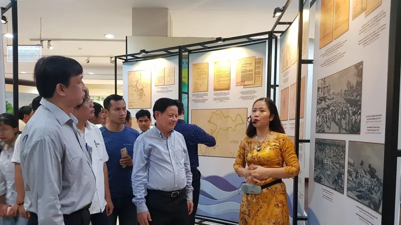 Triển lãm “Đô thị biển Đà Nẵng qua tài liệu lưu trữ” thu hút nhiều người dân và du khách