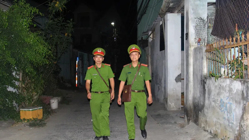 Các chiến sĩ công an khu vực dường như đưa bộ phận một cửa về nhà dân tạo nên sự gần gũi giữa công an và nhân dân tại địa phương