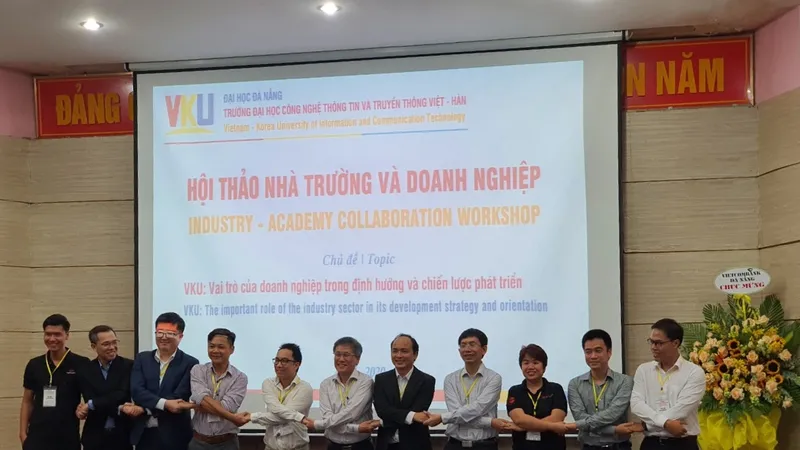 Ông Nguyễn Quang Thanh, giám đốc Sở TT-TT thành phố Đà Nẵng chứng kiến sự kiện nhà trường và doanh nghiệp ký biên bản ghi nhớ hợp tác tại trường VKU
