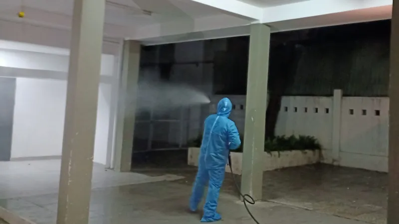 Phun hóa chất tại Bệnh viện C và Bệnh viện Đà Nẵng phòng chống Covid-19