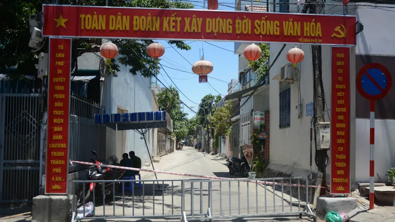 Sau khi phát hiện thêm ca nghi nhiễm virus SARS-CoV-2 ở cộng đồng, các lực lượng chức năng thành phố Đà Nẵng đã phối hợp kịp thời phong tỏa khu dân cư đường Lê Hữu Trác và chợ An Hải Đông (phường An Hải Đông, quận Sơn Trà)