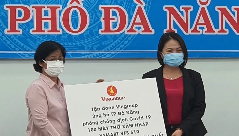 Bà Ngô Thị Kim Yến, giám đốc Sở Y tế Đà Nẵng tiếp nhận 100 máy thở xâm nhập VSMART VFS 510 của tập đoàn Vingroup