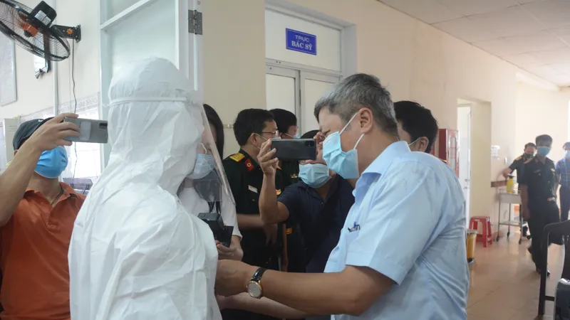 Thứ trưởng Bộ Y tế Nguyễn Trường Sơn đang kiểm tra chất lượng áo bảo hộ