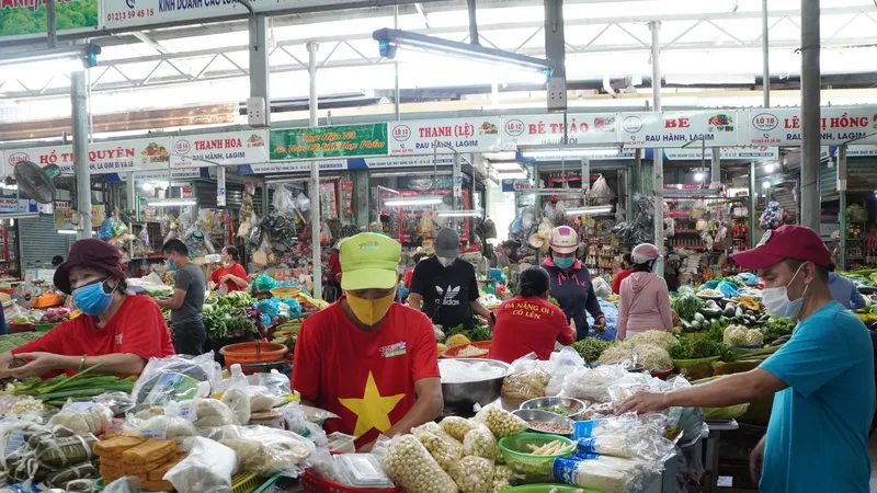 1.500 tiểu thương đồng loạt mặc áo “Đà Nẵng ơi cố lên“