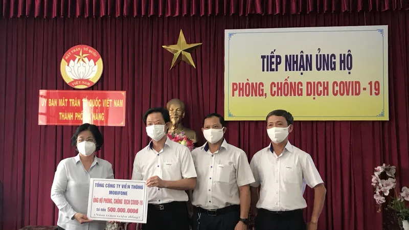 Đại diện Tổng công ty Viễn Thông MobiFone trao tượng trưng cho TP Đà Nẵng