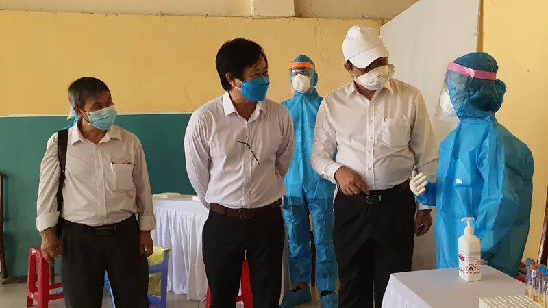 Chủ tịch UBND TP Đà Nẵng thị sát việc lấy mẫu cộng đồng theo phương thức gộp nhóm