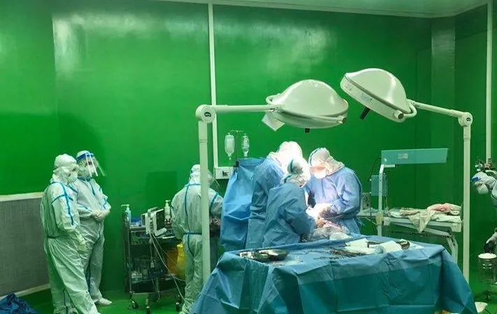 Bệnh viện dã chiến Hòa Vang đã phối hợp với các bác sĩ đến từ Bệnh viện Phụ sản Nhi Đà Nẵng tiến hành hội chẩn và đi đến quyết định mổ bắt con ngay trong đêm