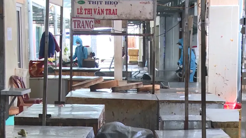 Lực lượng chức năng tiến hành phun thuốc tại chợ Tân Lập