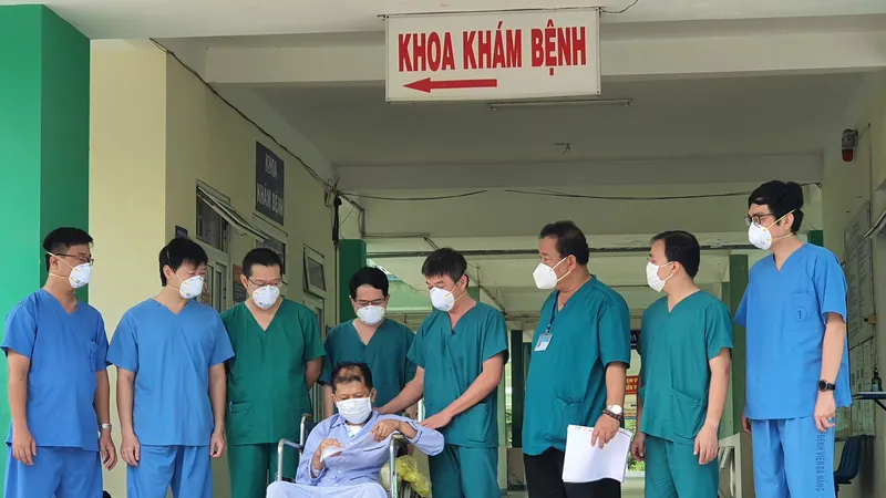 Các bác sĩ trao giấy xuất viện cho bệnh nhân 582