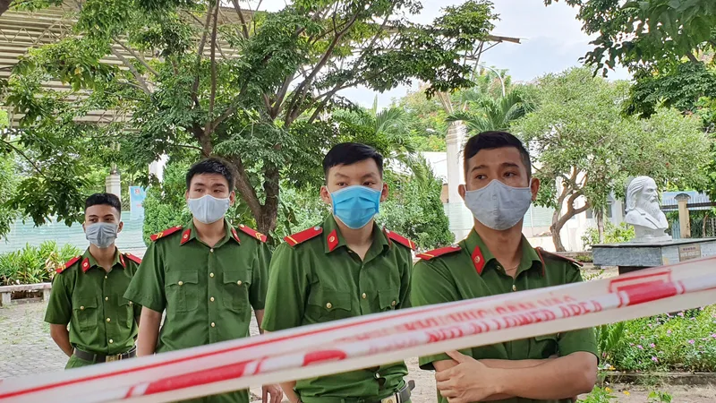 Xét nghiệm cho 50 cán bộ, giáo viên, nhân viên, công an… làm công tác in sao đề thi với kết quả 100% âm tính