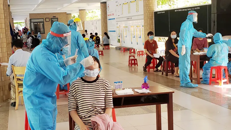 Thí sinh tham dự kỳ thi tốt nghiệp THPT 2020 (đợt 2) tại Hội đồng thi TP Đà Nẵng lấy mẫu xét nghiệm SARS-CoV-2, sáng 31-8-2020