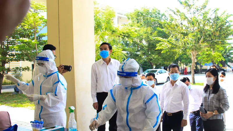 Lãnh đạo TP Đà Nẵng kiểm tra nơi xét nghiệm tại điểm thi trường THPT Võ Chí Công