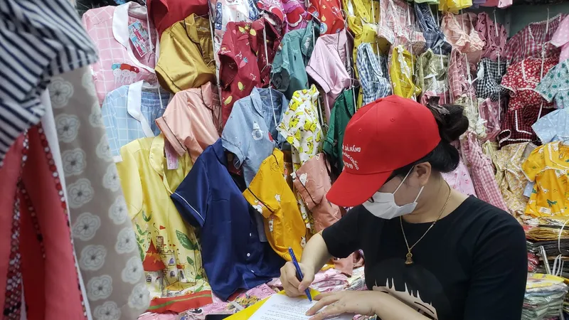 Tiểu thương các chợ loại I vừa ký cam kết thực hiện các quy định theo hướng dẫn phòng chống dịch Covid-19