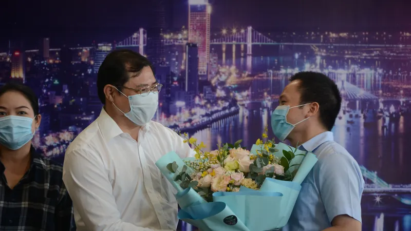 Khi dịch Covid-19 cơ bản được kiểm soát, các y bác sĩ vui vẻ chia tay Đà Nẵng