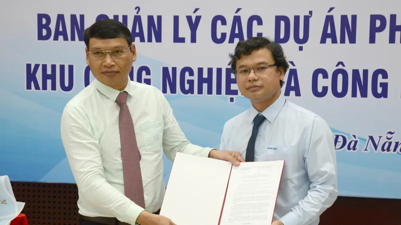 Phó Chủ tịch UBND TP Đà Nẵng trao quyết định bổ nhiệm các thành viên Ban Giám đốc Ban Quản lý các dự án phát triển hạ tầng khu công nghiệp và công nghệ cao
