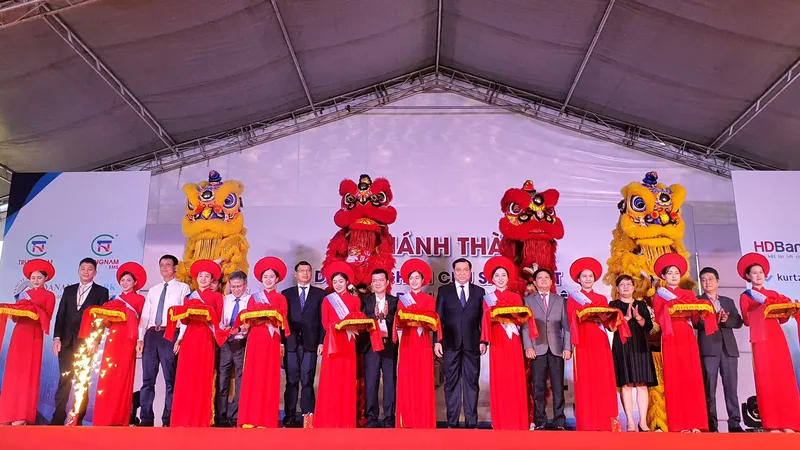 Cắt băng khánh thành dự án