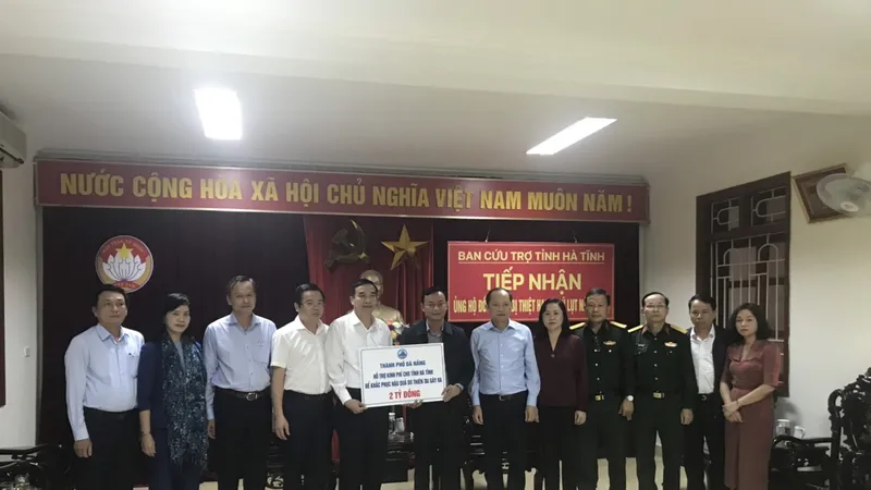 Ông Lê Trung Chinh trao tiền ủng hộ của thành phố Đà Nẵng cho tỉnh Hà Tĩnh khắc phục hậu quả do thiên tai gây ra