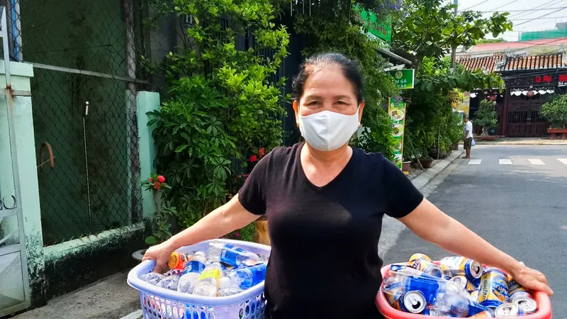 Hàng tuần, không quản ngại mưa nắng, bà Lý đi khắp khu dân cư, gọi cửa từng nhà, thậm chí vào tận bếp để thu gom rác từ chai nhựa, vỏ lon, báo, giấy,...