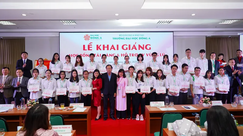 Hơn 12 tỷ đồng học bổng dành cho các tân sinh viên và gần 300 triệu đồng hỗ trợ cho sinh viên các tỉnh miền Trung bị bão lũ