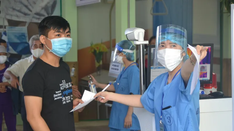 Nhân viên y tế được trang bị đầy đủ để phòng chống dịch 