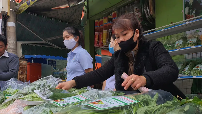 Các gian hàng tại phiên chợ chủ yếu giới thiệu và bày bán các mặt hàng nông sản, lương thực thực phẩm tham gia chương trình OCOP