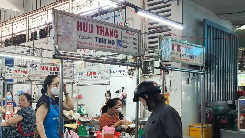 Tại chợ Hàn, chợ đạt “Mô hình chợ đảm bảo đủ điều kiện ATTP”, các sản phẩm thịt gia súc, gia cầm phải có sự kiểm soát và chứng nhận ATTP của cơ quan chức năng và có niêm yết giá