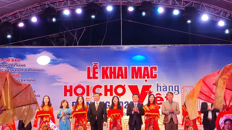 Cắt băng khai mạc hội chợ